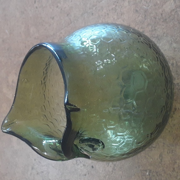 Honeycomb pattern owl green glass vase. - Picture 2 of 12